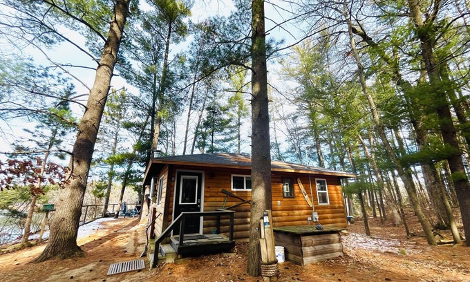 Arkdale Cabina | Frente al lago privado cerca de Castle Rock, WI Dells, vehículos todo terreno, pesca, golf, caminata, nadar, mascotas