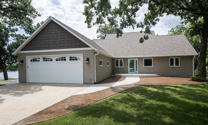 Green Lake Casa | Private Lakefront home surround by nature. Great for Family Gatherings!
