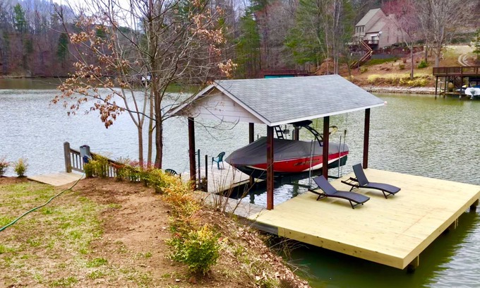 Goodview Casa | MÚLTIPLES FAMILIAS, RETIRO DE LAKEFRONT, HOT TUB, KAYAKS, GAMEROOM, AMPLIO
