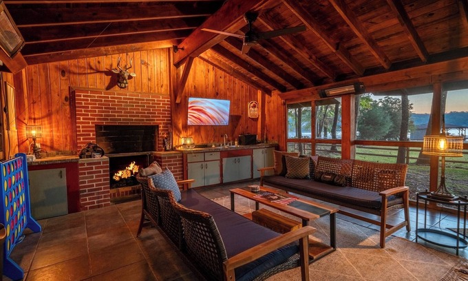 Eatonton Casa | Private Lakefront Spread: BigH2O, Smokehouse, Spa, Firepits, Fence, Pets