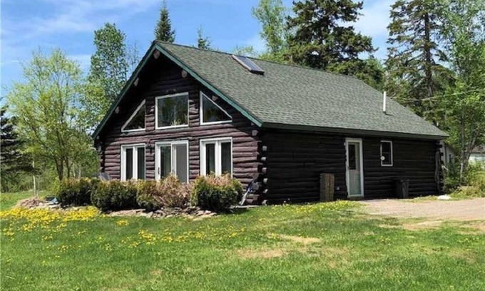 Portage Lake Cabina | Private Lakefront Log Cabin