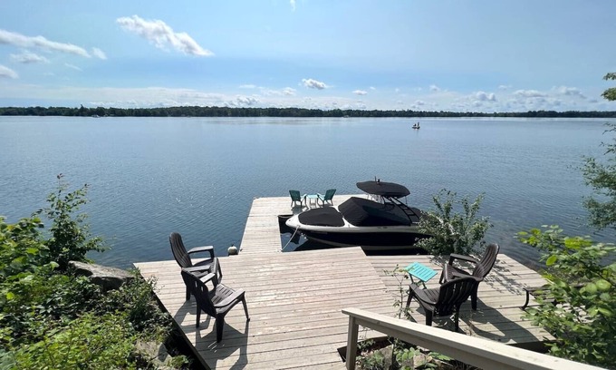 Rideau Lakes Cabaña | Encantadora casa de piedra en el lago Upper Rideau, Westport, ON