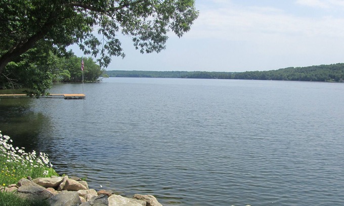 Vassalboro Cabaña | Hermosa casa de campo junto al lago, a poca distancia del campo de golf de 36 hoyos.
