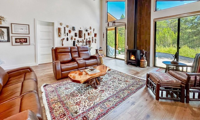Donnelly Casa | Private Lakeside Lounge W/ Hot Tub