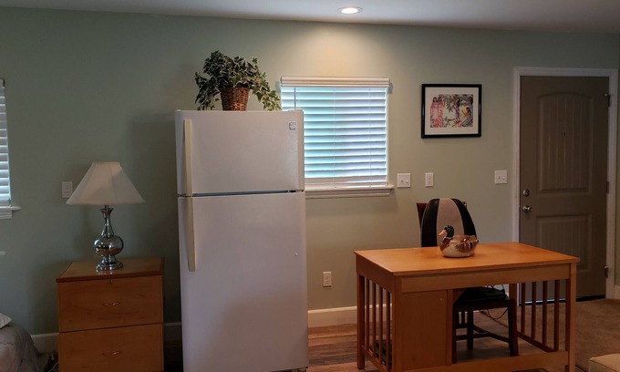 Fern Acres Apartamento | Estudio grande privado con lanai envolvente, nuevo y limpio. A largo plazo disponible