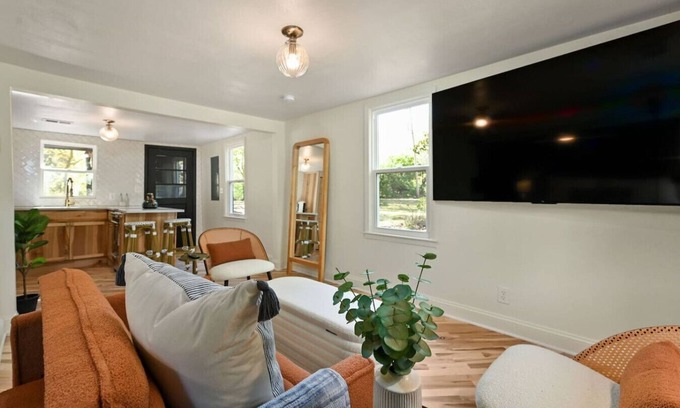 Grandview Cabina | Private Leaning Cottage Retreat! (Pets Welcomed)