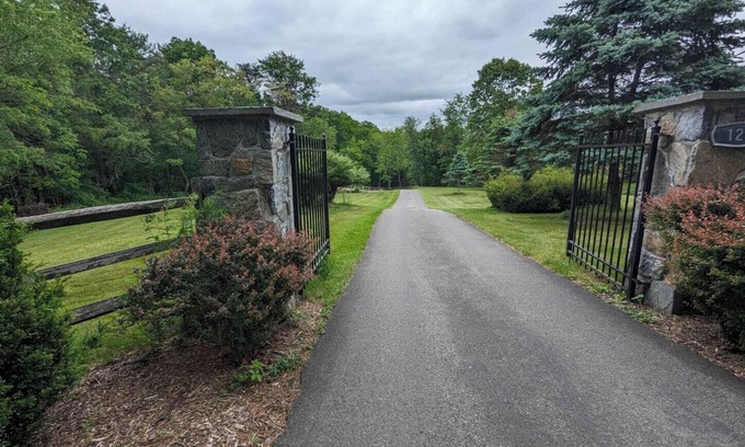 Berkeley Springs Cabina | Private, light filled retreat space... with your own pickleball court!