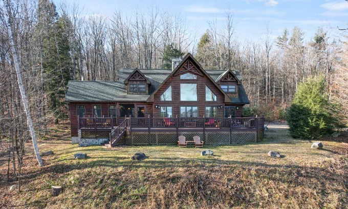 Johnsburg Cabina | Private Lincoln Log Luxury Lodge in the Adirondacks