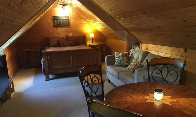 Metamora Cama Y Desayuno | Private loft suite in a historic tourist village