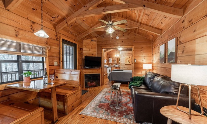 Hot Springs Cabina | Private Log Cabin for Couples & Their Pets
