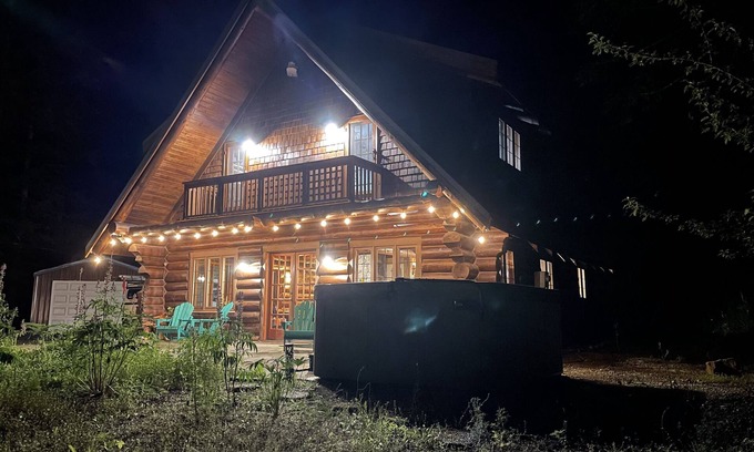 Maple Falls Casa | Private Log Cabin in the Woods - HOT TUB, BBQ, WIFI, GAZEBO, GAMING GARAGE
