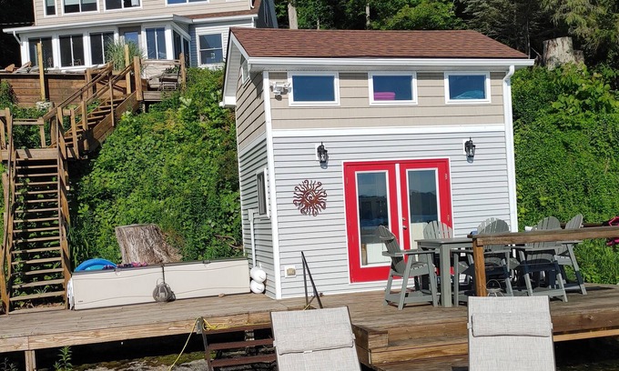 Trumansburg Cabaña | PRIVATE. Lots of room to spread out! 2 Hugh docks. Water toys. Parking!