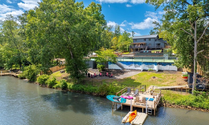 Greenville - Spartanburg Casa | Private Luxe Lakefront Mansion: Pickleball, Basketball, Kayaks+ More!