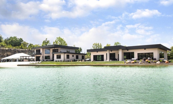 Washington Casa | Propiedad privada de lujo de 20 acres con una playa de arena blanca y un lago de 8 acres