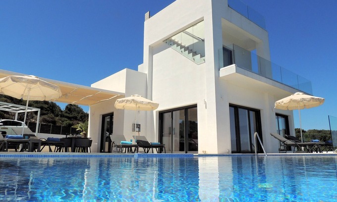 Plaka Villa | Privada de lujo de 3 dormitorios con piscina infinita, Sala de juegos y excelentes vistas