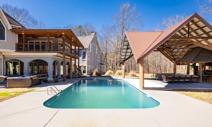 McDonald Casa | Private luxury home McDonald TN pool, hot tub, bar, volleyball, fitness, game rm