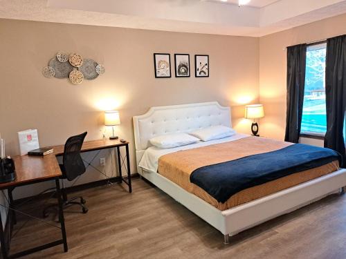 Lawrenceville Casa | Private Master Bedroom 1, EnSuite Bathroom, Desk, TV