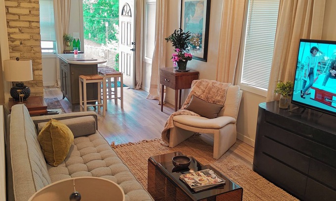 Payne - Phalen Casa | Private Modern 1 Bedroom Main Suite City Home
