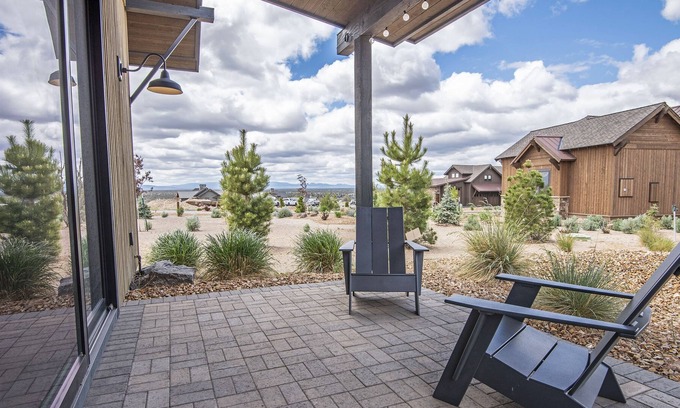 Powell Butte Casa | Private Modern Cabin Walking Distance to Resort and Amenities (New Construction)