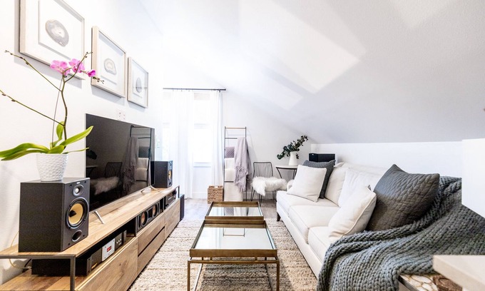 Whittier Casa | Private modern carriage house in Downtown Denver