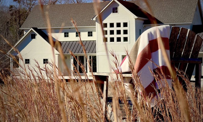 Calverton Otro | Private Modern Farmhouse on 12 acres, pet-friendly