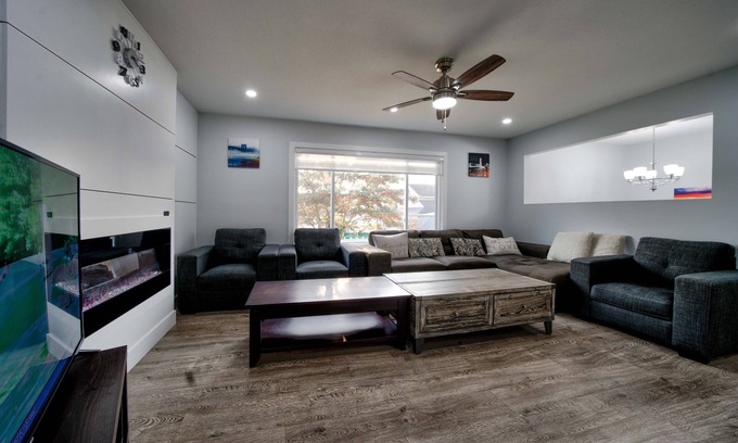 Langley Casa | Private modern home, 5 beds, Central Langley