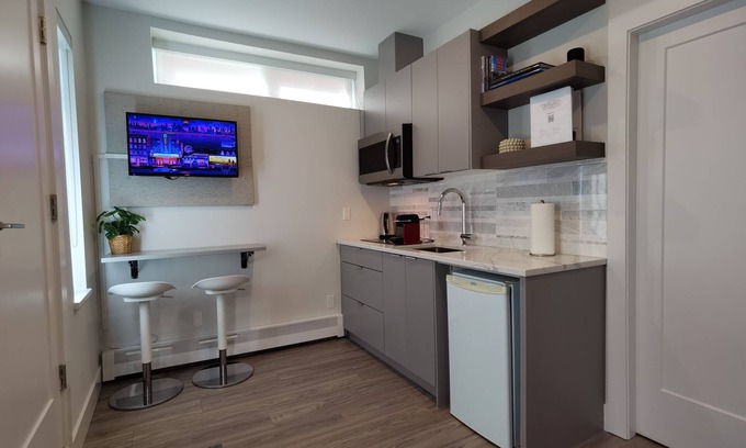 Renfrew-Collingwood Casa | Private Modern Suite - Central Location
