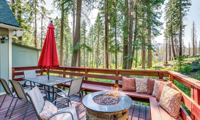Tahoe Paradise Cabina | ¡NUEVO! South Lake Tahoe Cabin con cubierta y pozo de fuego