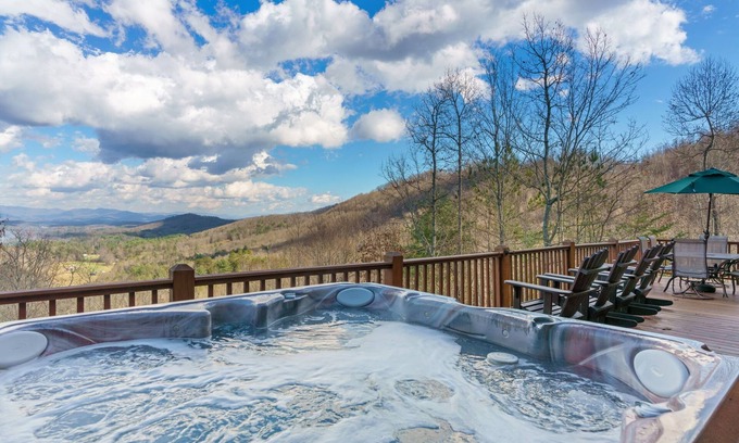 Murphy Cabina | Private Mountain Cabin Retreat 1.5 acres, Amazing Views, Hot Tub, STARLINK Wifi