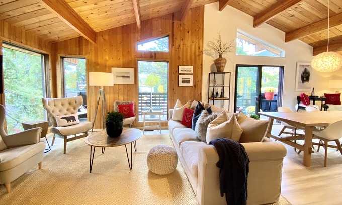 Banff Casa | Private Mountain Chalet in The Heart of Banff