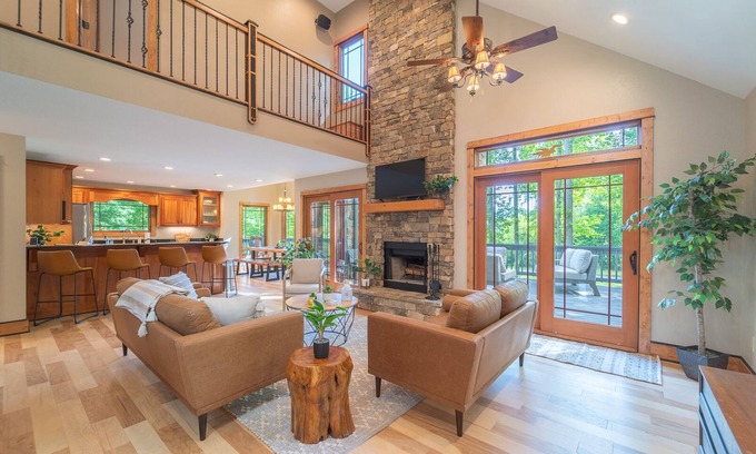 Marble Casa | Private Mountain home with pond & fire pit