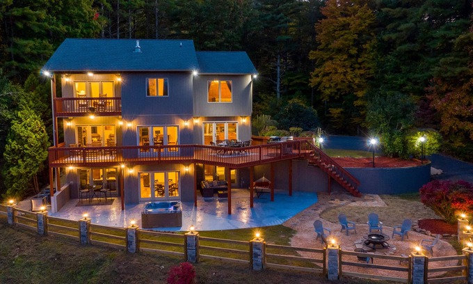 Murphy Casa | Private Mtn Home with views, Hot Tub, 3 Fireplaces, Steam Shower, Pizza Oven