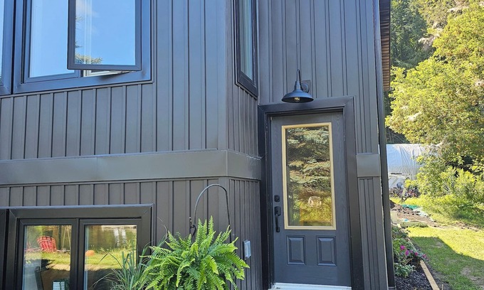 Bracebridge Apartamento | Private Muskoka River front luxury apartment. Family friendly, minutes from town