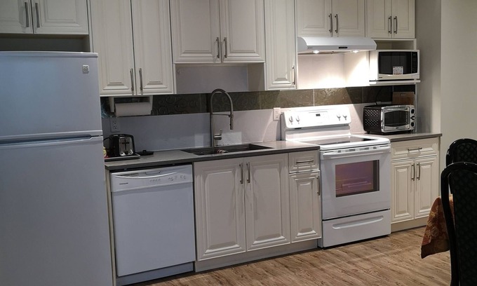 Upper Lonsdale Casa | Private New 2 BRM suite in North Vancouver