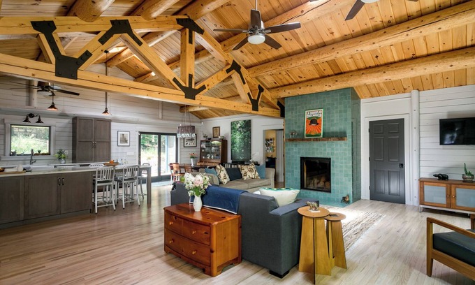 Woodstock Casa | Alquiler familiar - Casa de troncos y casa moderna renovada en una, piscina climatizada de agua salada