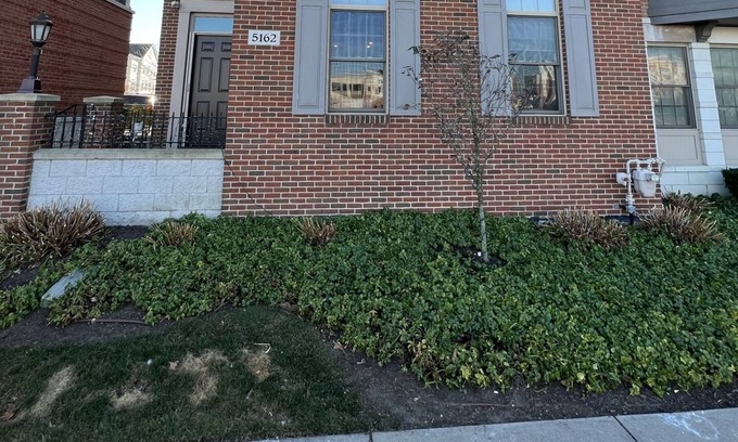 Perrysburg Condominio | Private oasis in Levi’s Commons with a 2 car garage for private entry