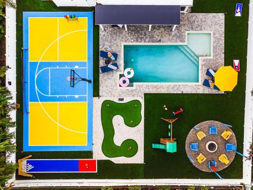 Largo Casa | Private Oasis Pool Putting Green & Court