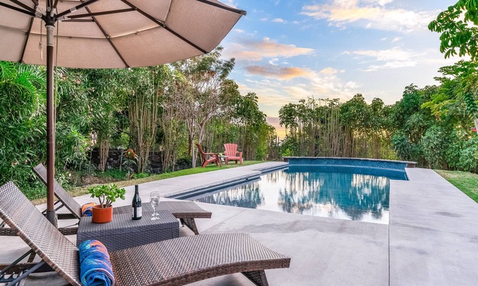 Kona Palisades Casa | Oasis privado con vista al mar con piscina de ensueño, terraza en la azotea, techos abovedados