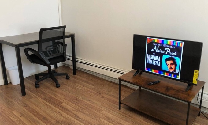Perth Amboy Apartamento | Private one-bedroom one-bathroom apartment with private street entrance in convenient area
