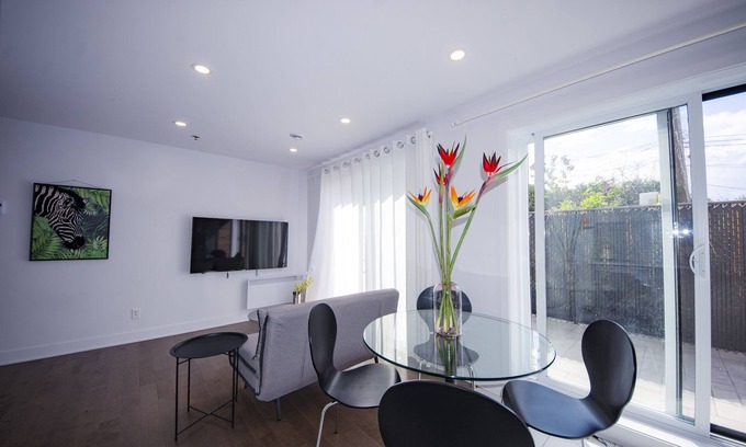 Cote-Des-Neiges—Notre-Dame-De-Grace Casa | Private patio 2BR King+Queen with Gym and Parking close to DT&Airport