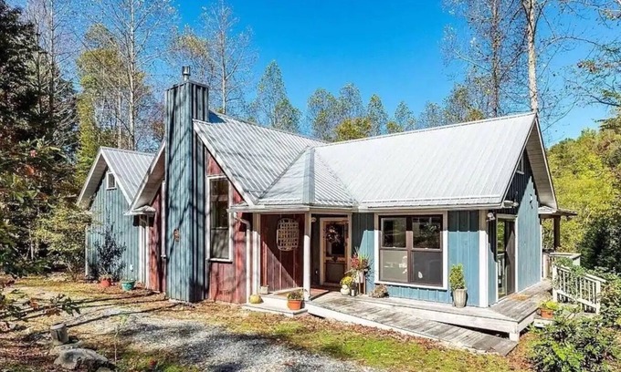 Marshall Casa | Private, Perfect Paradise. Artists' touches w/ HOT TUB!