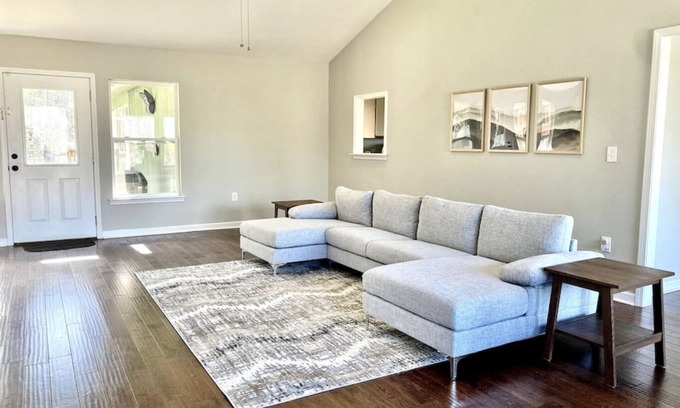 Lynn Casa | Private Pet friendly 5 bedroom home — 30 minutes to TIEC — Mountain Views!