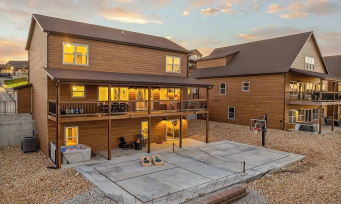 Kimberling City Casa | Private PICKLEBALL Court! Hot Tub! Lake View!