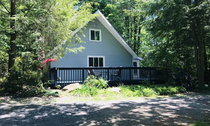 Tobyhanna Chalet De Esquí | Private Pocono Retreat on Golf Course & Pet friendly