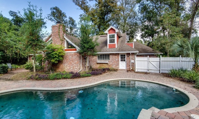 Orange Park Casa | Private Pool |1/2 Acre Wooded Lot |Feels Like an Authentic English Cottage |Fenced |Dogs Ok |3 Bikes