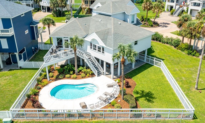 Pirates Beach West Casa | Private Pool, 2 Living Areas, Spacious Interior, Pool Table, Short Walk to Beach