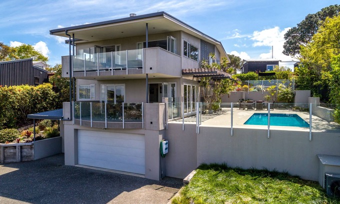 Oneroa Casa | Private pool and vast sea views, central 4 bedroom house