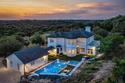 Austin Casa | Private Pool Backyard BBQ Grill Luxurious Home