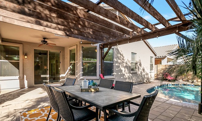 Tramonto Casa | Private Pool, BBQ, WIFI + Community Heated Pools/Spa/Tennis, Basketball & Volleyball Courts & Parks!