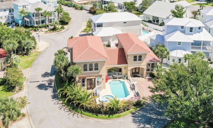 Emerald Waters Village Casa | Private Pool & Beach Access! Free 5+ Car Parking